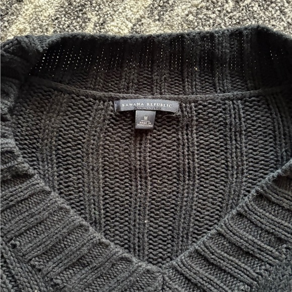 Women’s Banana Republic Black V-Neck Cable Sweater - Picture 2 of 2